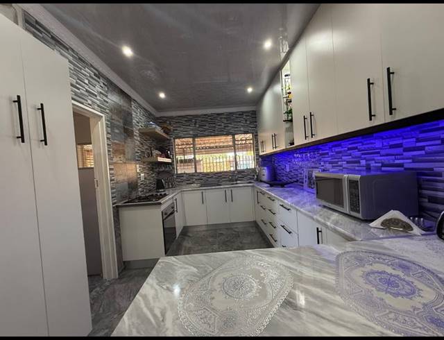 3 BEDROOM HOUSE FOR SALE IN VANDERBIJLPARK CE 3